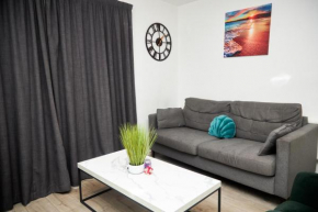 Luxury Ensuite Apartment with shared living room and kitchen